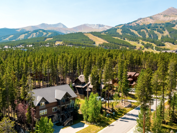 5 bedroom plus loft 10 min walk to Peak 8
